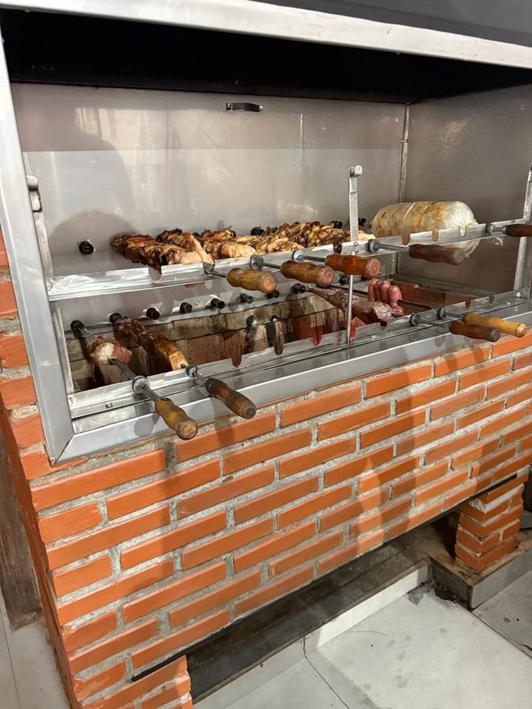 Espeto na churrasqueira Marina Grill