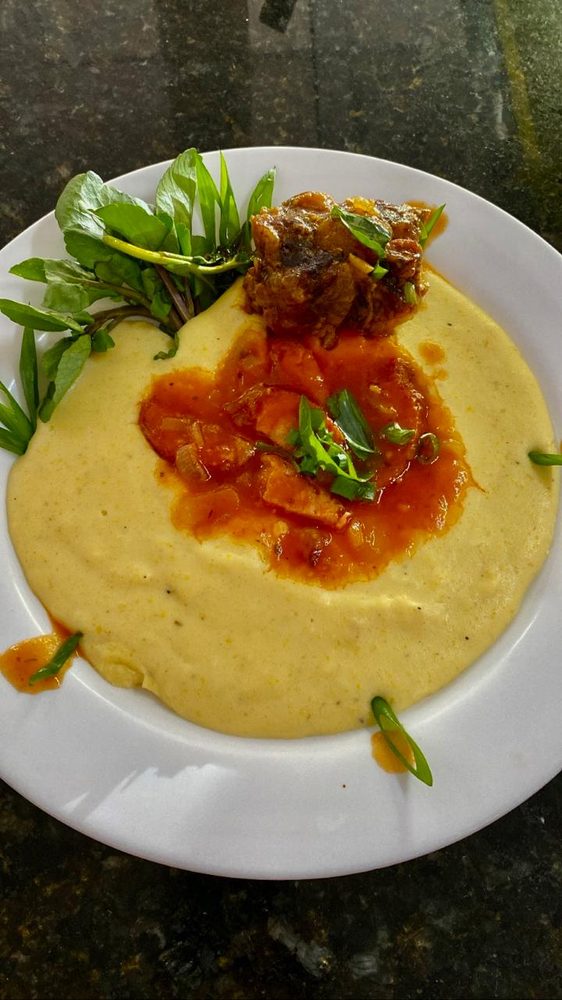 Polenta com carne Marina Grill